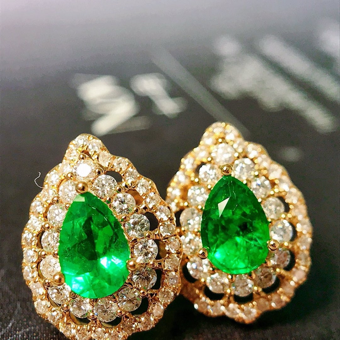 14k Gold 1.31 Ctw Vivid Green Natural Emerald & Diamond Earrings: Ref:230941243 // gold content:14k gold // main gemstone:emerald // shape:pear // carat weight:0. 75ct // color:vivid green // treatment:natural // // adjacent gemstone 2 : diamond // shape:round // ca