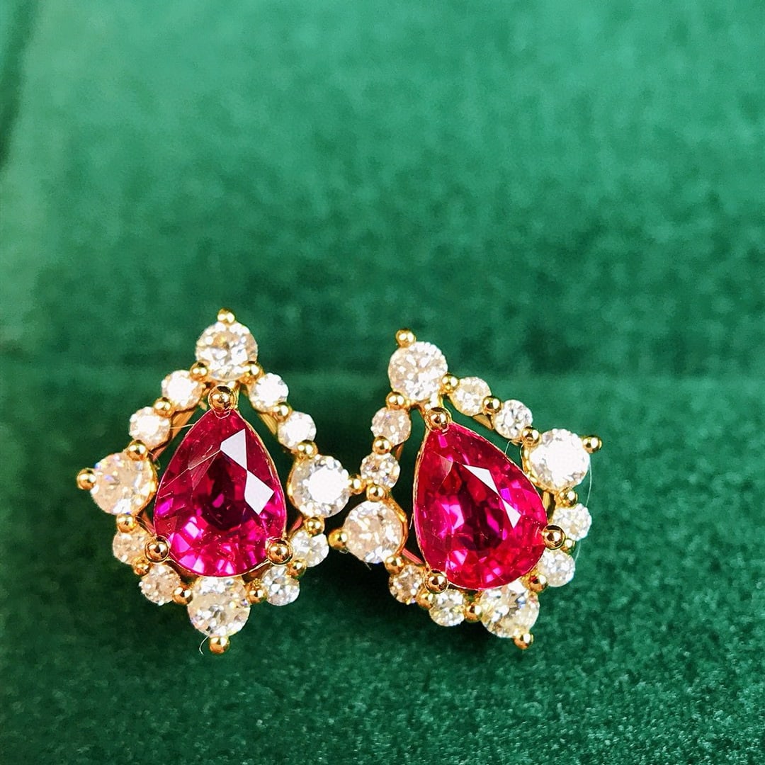 14k Gold 1.09 Ctw Natural Ruby & Diamond Earrings: Ref:230941244 // gold content:14k gold // main gemstone:ruby // shape:pear // carat weight:0. 79ct // color:red // treatment:natural // // adjacent gemstone 2 : diamond // shape:round // carat