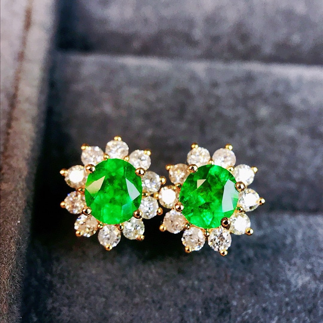 14k Gold 1.07 Ctw Vivid Green Natural Emerald & Diamond Earrings: Ref:230941245 // gold content:14k gold // main gemstone:emerald // shape:oval // carat weight:0. 68ct // color:vivid green // treatment:natural // // adjacent gemstone 2 : diamond // shape:round //