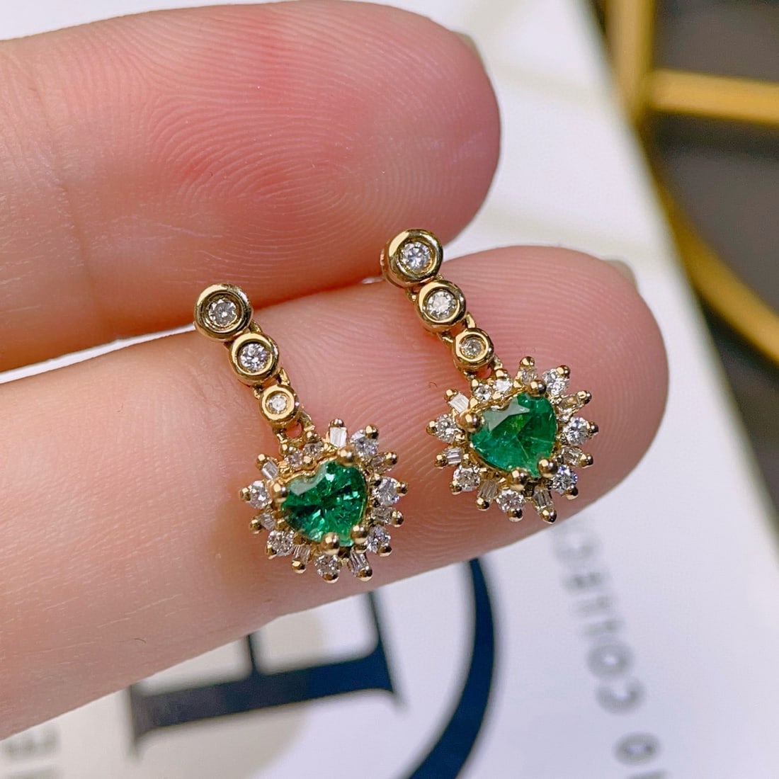 14k Gold 1.3 Ctw Natural Emerald & Diamond Earrings: Ref:230941249 // gold content:14k gold // main gemstone:emerald // shape:heart // carat weight:0. 8ct // color:green // treatment:natural // // adjacent gemstone 2 : diamond // shape:multiply //