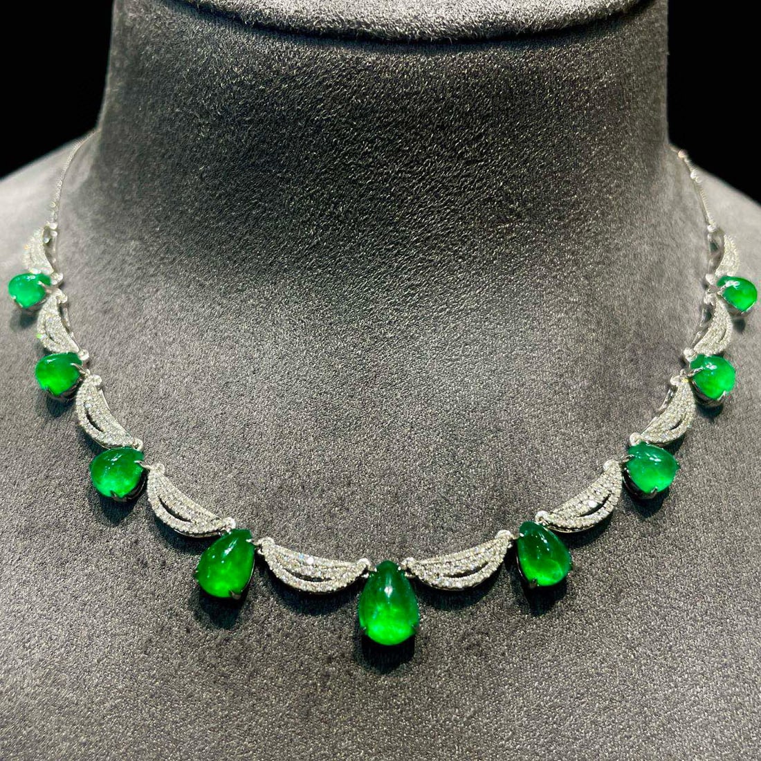 14k Gold 6 Ct Vivid Green Natural Emerald & Diamond Necklace - 2