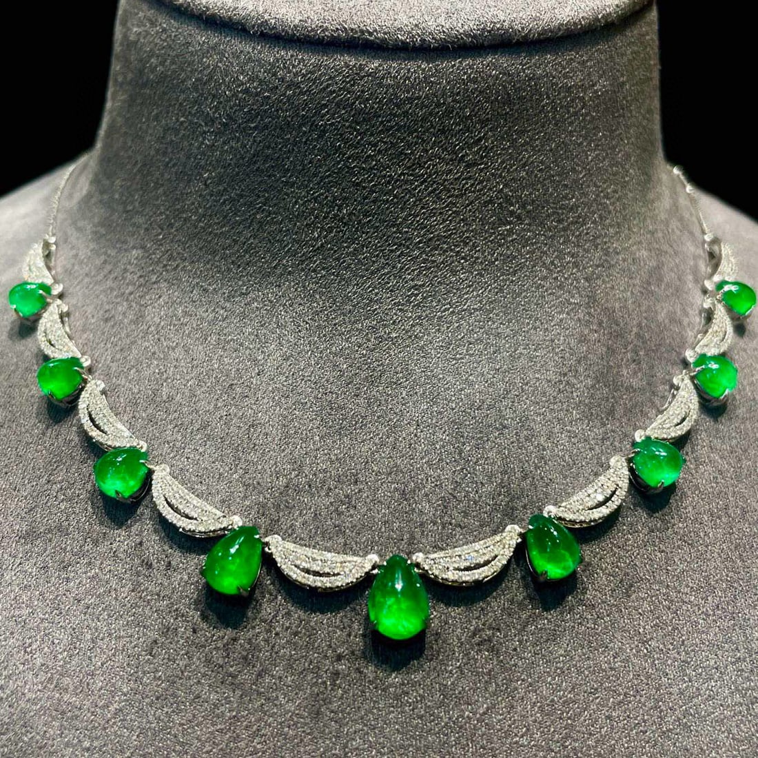 14k Gold 6 Ct Vivid Green Natural Emerald & Diamond Necklace - 5