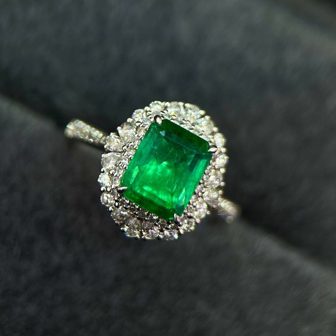 14k Gold 2.80 Ctw Vivid Green Natural Emerald & Diamond Ring - 5