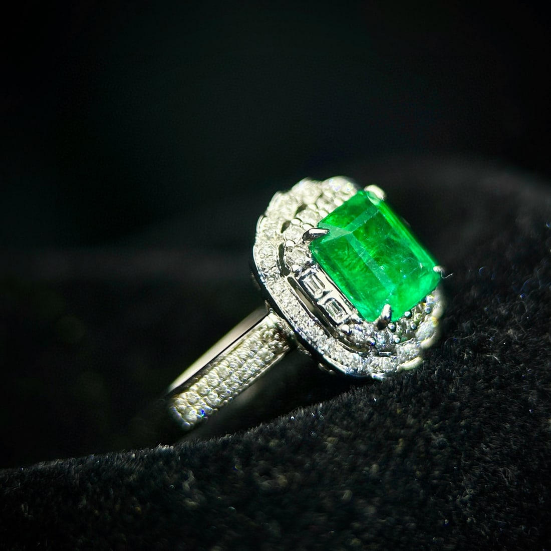 14k Gold 2.35 Ctw Vivid Green Natural Emerald & Diamond Ring - 2