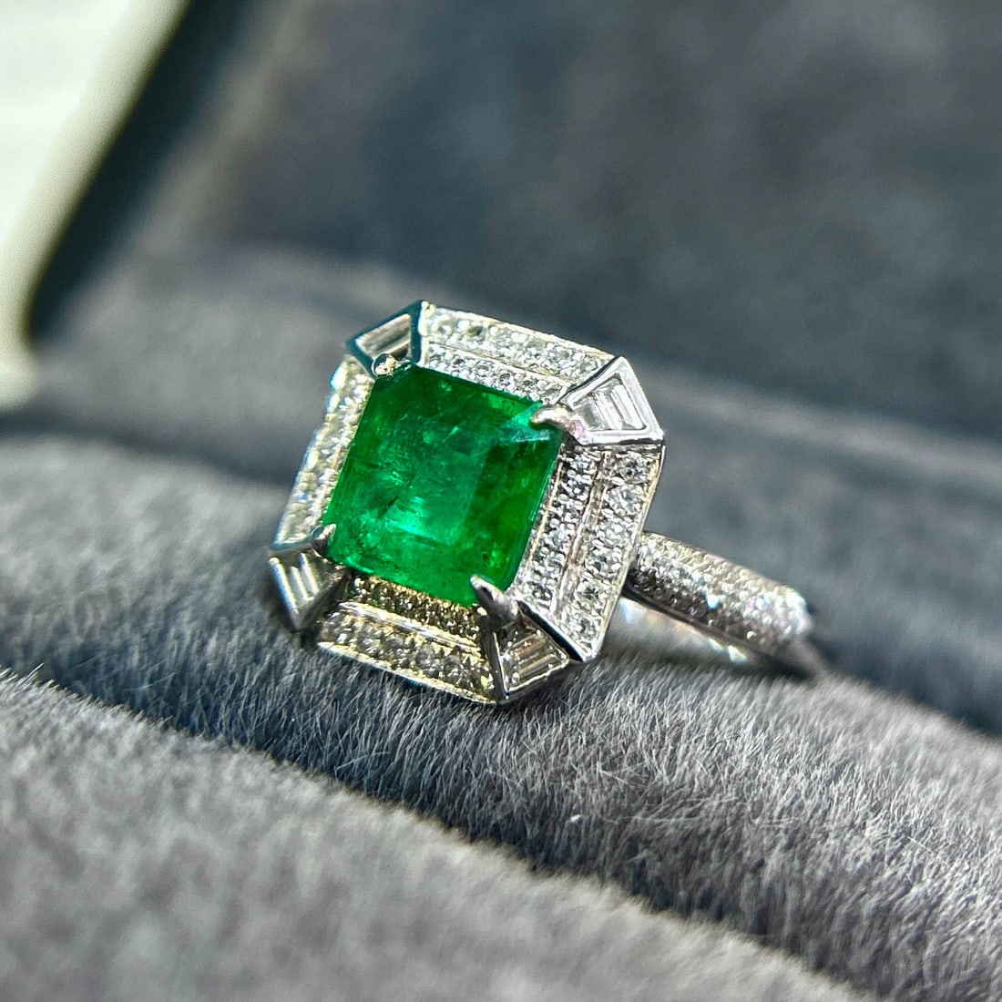 14k Gold 2.17 Ctw Vivid Green Natural Emerald & Diamond Ring - 3