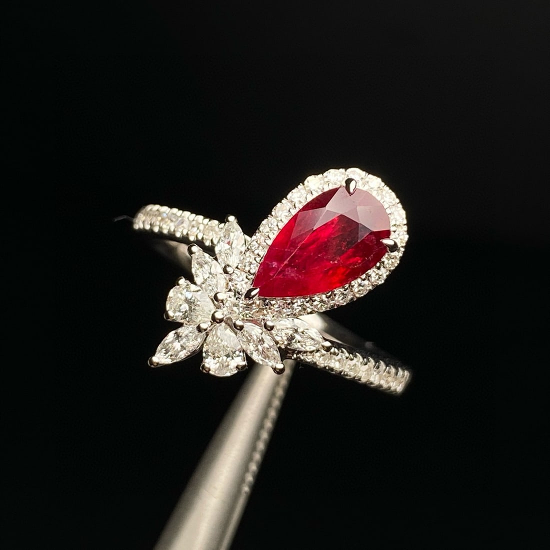 14k Gold 1.58 Ctw Vivid Red Natural Ruby & Diamond Ring: Ref:230942064 // gold content:14k gold // ring size:7. 25us // // main gemstone:ruby // shape:pear // carat weight:1. 05ct // color:vivid red // treatment:natural // // adjacent gemstone 2 : diamond /