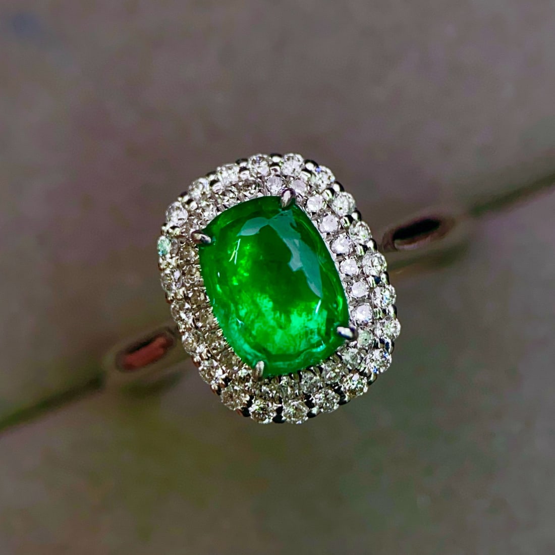 14k Gold 1.45 Ctw Vivid Green Natural Emerald & Diamond Ring: Ref:230942070 // gold content:14k gold // ring size:7. 25us // // main gemstone:emerald // shape:cushion // carat weight:1ct // color:vivid green // treatment:natural // // adjacent gemstone 2 : diamo
