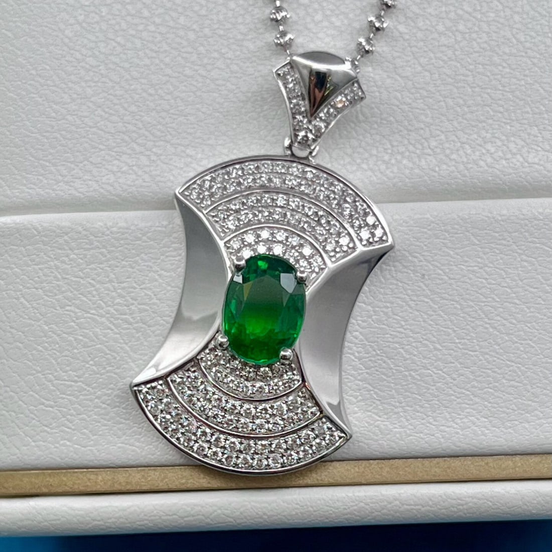14k Gold 2.00 Ct Vivid Green Natural Tsavorite & Diamond Pendant( Without Chain ): Ref:230942136 // gold content:14k gold // main gemstone:tsavorite // shape:oval // carat weight:2. 00ct // color:vivid green // treatment:natural // // adjacent gemstone 2 : diamond // shape:round