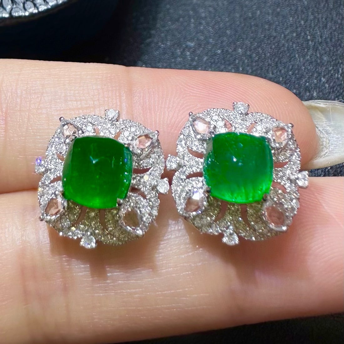 14k Gold 3.98 Ctw Vivid Green Natural Emerald & Diamond Earrings: Ref:230942176 // gold content:14k gold // main gemstone:emerald // shape:suger-loaf // carat weight:3. 44ct // color:vivid green // treatment:natural // // adjacent gemstone 2 : diamond // shape:round