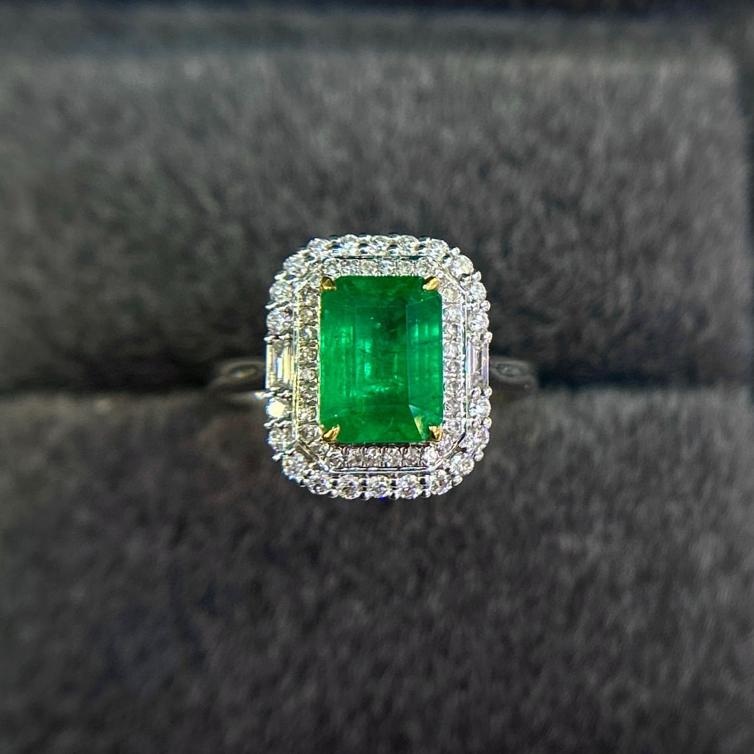 14k Gold 3.39 Ctw Vivid Green Natural Emerald & Diamond Ring: Ref:230942269 // gold content:14k gold // ring size:7. 25us // // main gemstone:emerald // shape:octagonal // carat weight:2. 7ct // color:vivid green // treatment:natural // // adjacent gemstone 2 :