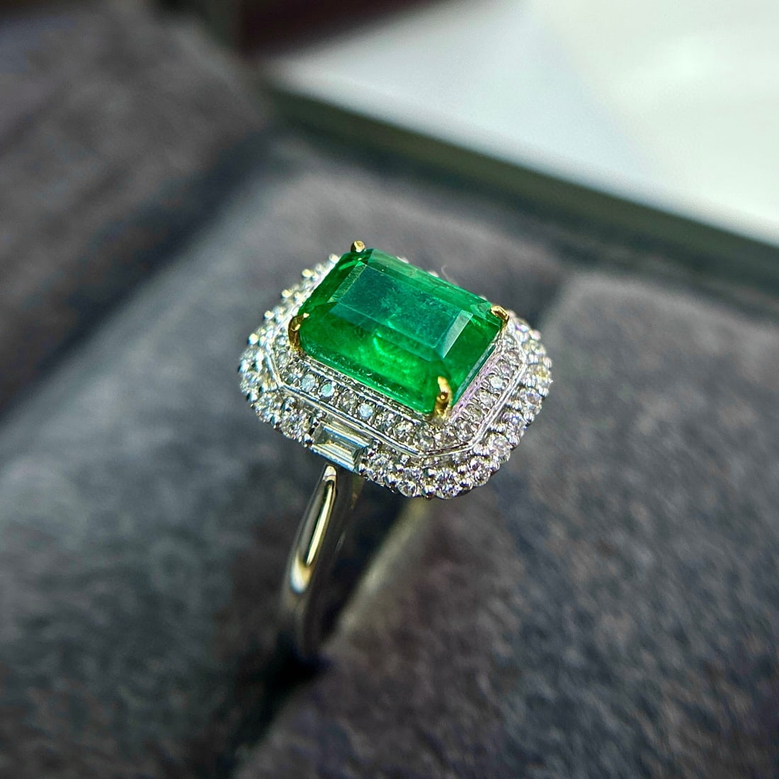 14k Gold 3.39 Ctw Vivid Green Natural Emerald & Diamond Ring - 3