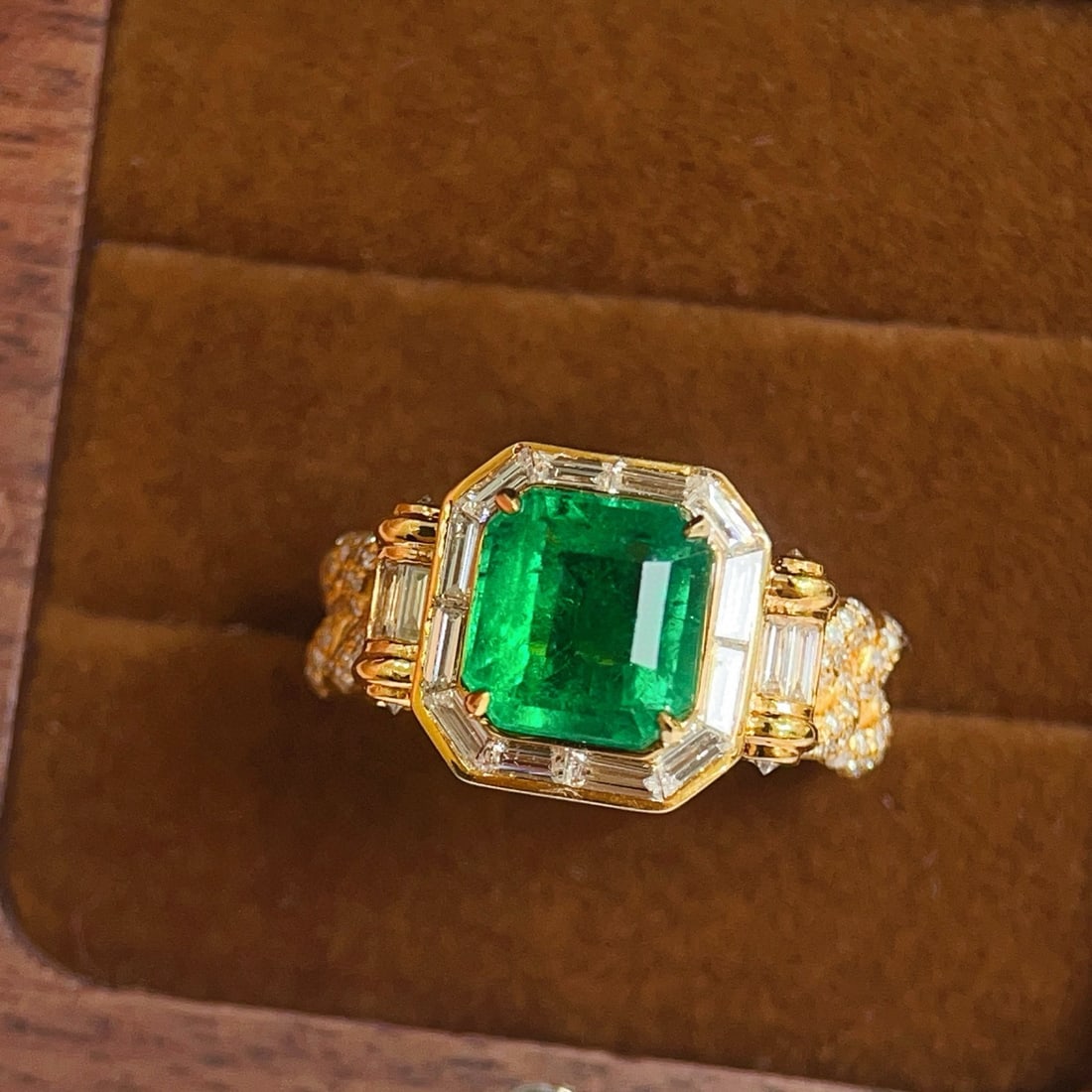 14k Gold 3.15 Ctw Vivid Green Natural Emerald & Diamond Ring: Ref:230942289 // gold content:14k gold // ring size:7. 25us // // main gemstone:emerald // shape:octagonal // carat weight:2. 26ct // color:vivid green // treatment:natural // // adjacent gemstone 2 :