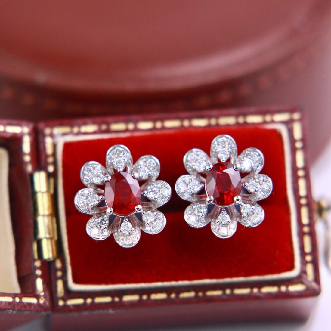 14k Gold 1.20 Ctw Vivid Red Natural Ruby & Diamond Earrings: Ref:230942334 // gold content:14k gold // main gemstone:ruby // shape:oval // carat weight:0. 9ct // color:vivid red // treatment:natural // // adjacent gemstone 2 : diamond // shape:round // carat we