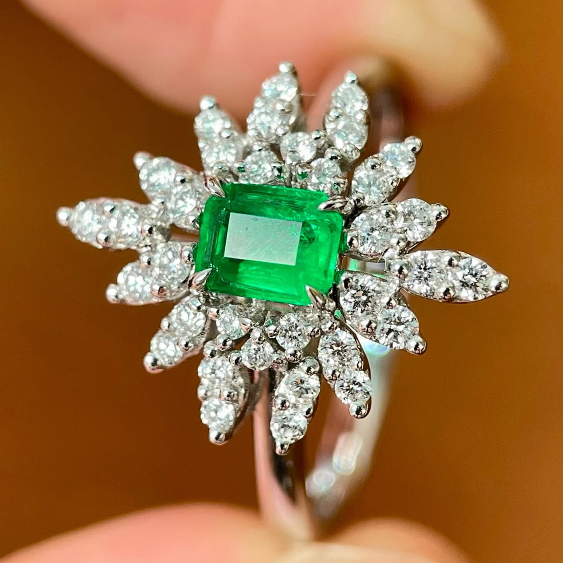 14k Gold 0.73 Ctw Vivid Green Natural Emerald & Diamond Ring - 5