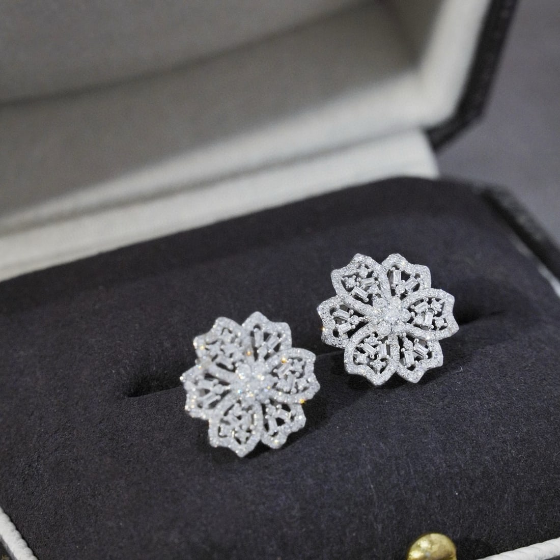 14k Gold 0.9 Ct Natural H Diamond & Flowers Earrings: Ref:230942380 // gold content:14k gold // main gemstone:diamond // shape:multiply // carat weight:0. 9ct // clarity grade:vs-si // color:h // treatment:natural // Condition: NewLow Estimate: