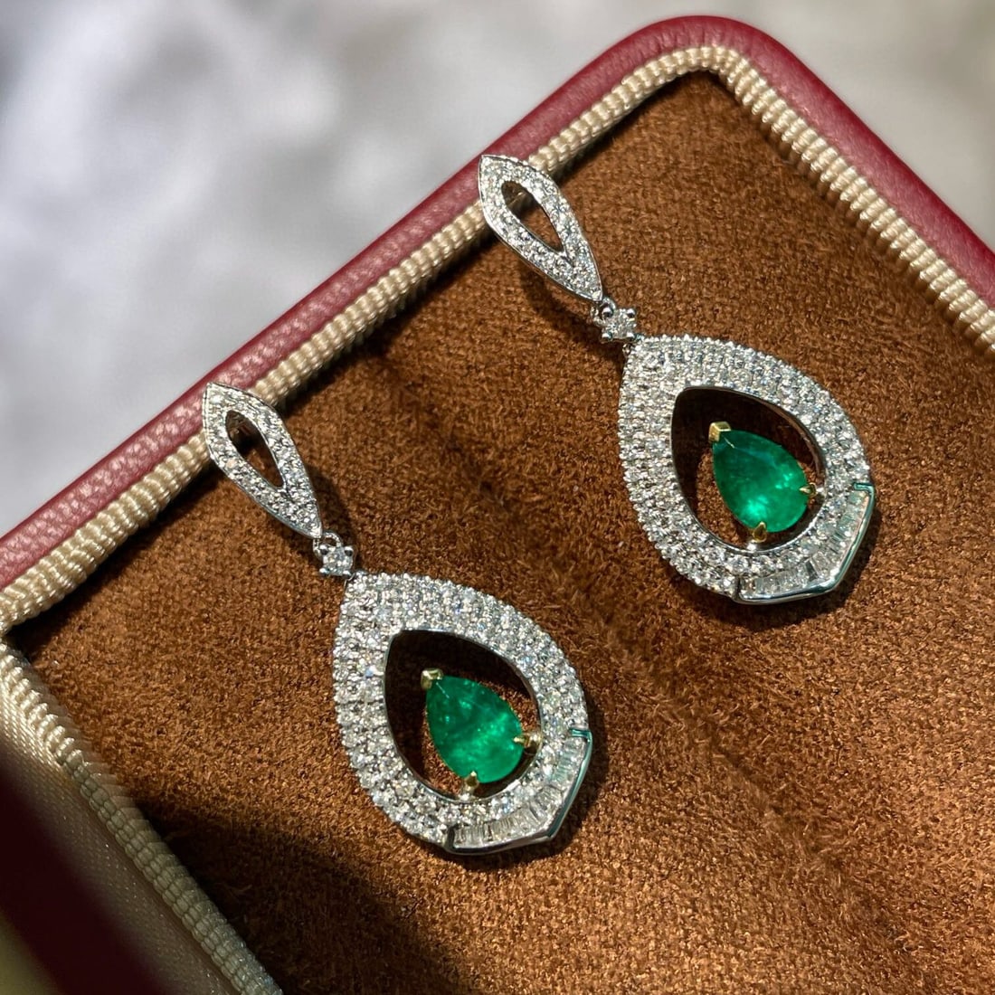 14k Gold 0.75 Ct Vivid Green Natural Emerald & Diamond Earrings: Ref:230942383 // gold content:14k gold // main gemstone:emerald // shape:pear // carat weight:0. 75ct // color:vivid green // treatment:natural // // adjacent gemstone 2 : diamond // shape:multiply //