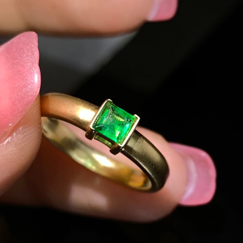 14k Gold 0.22 Ct Vivid Green Natural Emerald Ring - 4