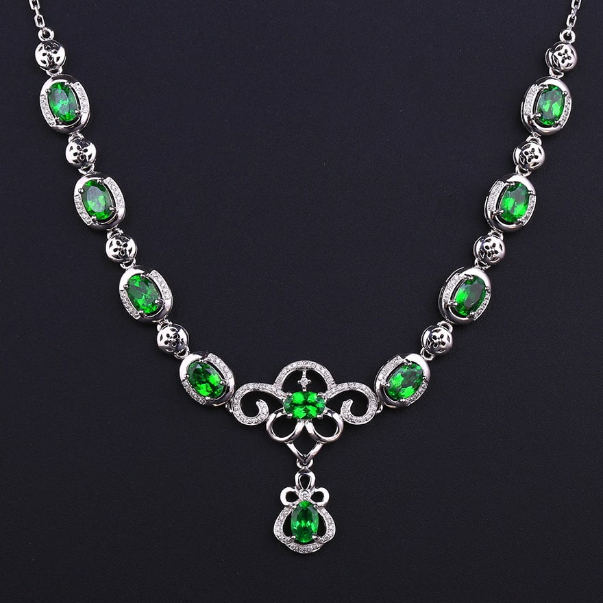 14k Gold 6.47 Ctw Vivid Green Natural Tsavorite & Diamond Necklace: Ref:230939108 // gold content:14k gold // main gemstone:tsavorite // shape:oval // carat weight:6. 02ct // color:vivid green // treatment:natural // // adjacent gemstone 2 : diamond // number of