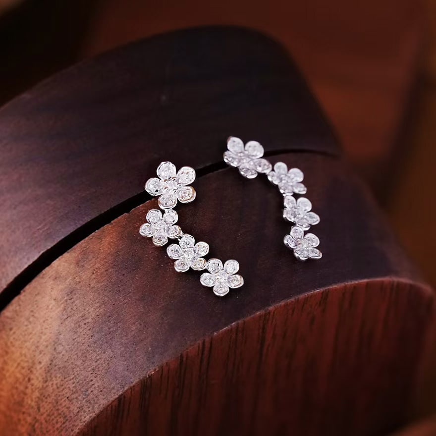 14k Gold 0.26 Ct Natural H Diamond & Flowers Earrings: Ref:230939204 // gold content:14k gold // main gemstone:diamond // shape:round // carat weight:0. 26ct // clarity grade:vs-si // color:h // treatment:natural // cut grade:g // Condition: NewLow