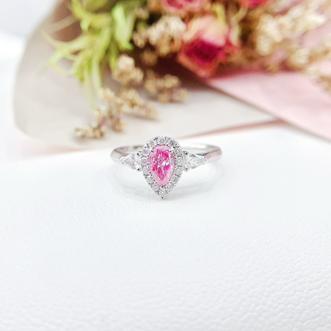 14k Gold 0.64 Ctw Natural Pink Diamond & Diamond Ring: Ref:230940009 // gold content:14k gold // ring size:7. 25us // // main gemstone:pink diamond // shape:pear // carat weight:0. 35ct // color:pink // treatment:natural // // adjacent gemstone 2 :