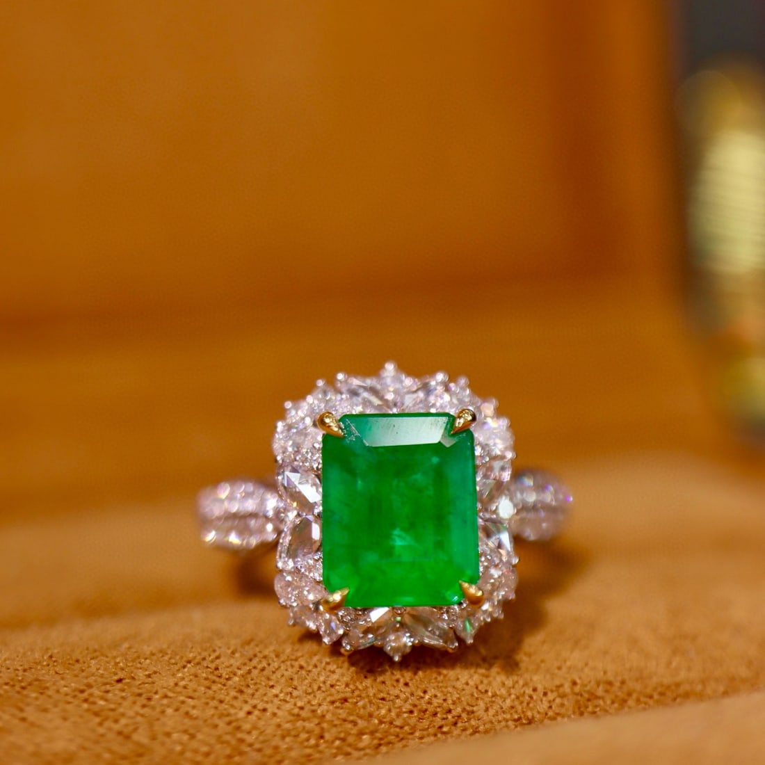 14k Gold 3.40 Ctw Vivid Green Natural Emerald & Diamond Ring: Ref:230940010 // gold content:14k gold // ring size:7. 25us // // main gemstone:emerald // shape:octagonal // carat weight:2. 60ct // color:vivid green // treatment:natural // // adjacent gemstone