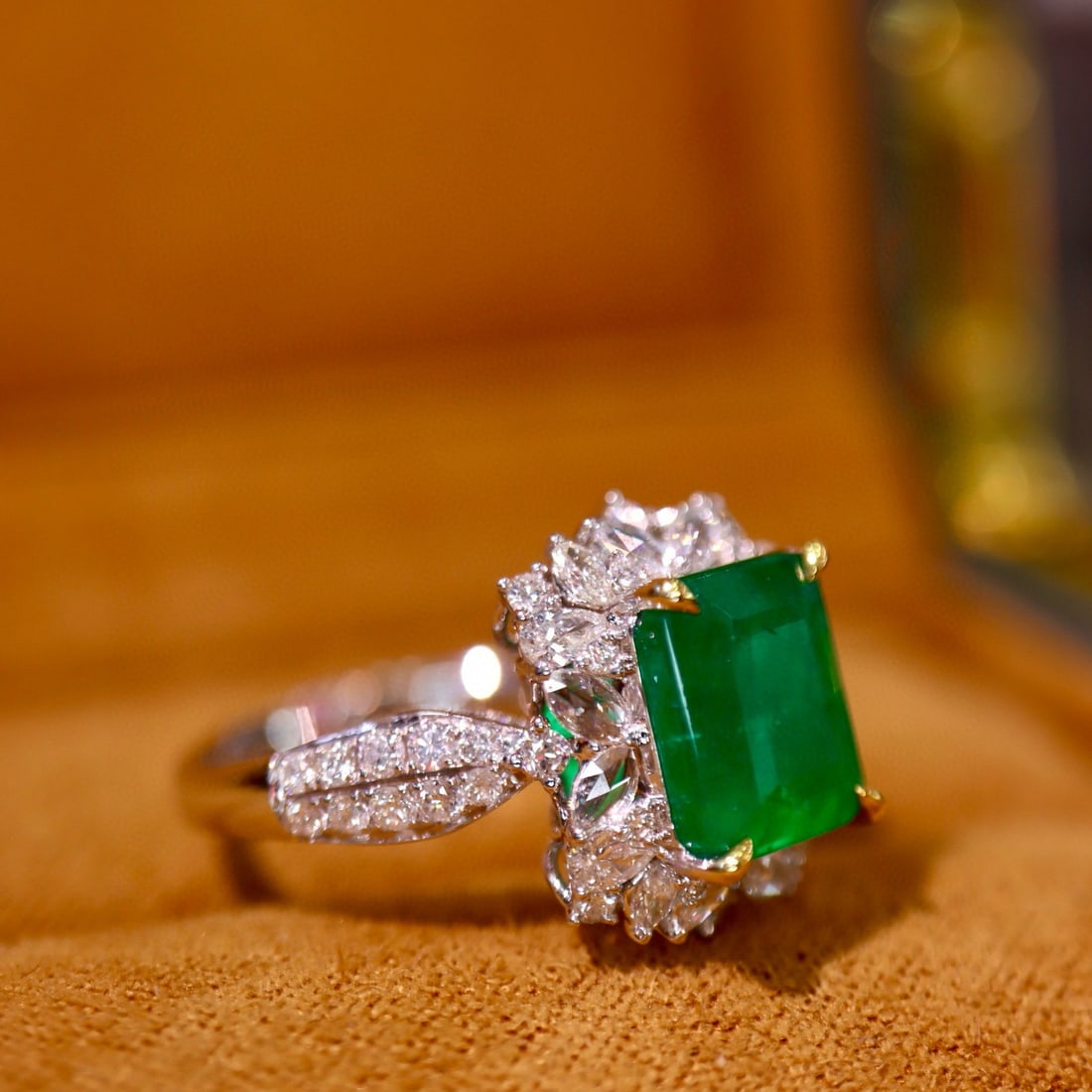 14k Gold 3.40 Ctw Vivid Green Natural Emerald & Diamond Ring - 5