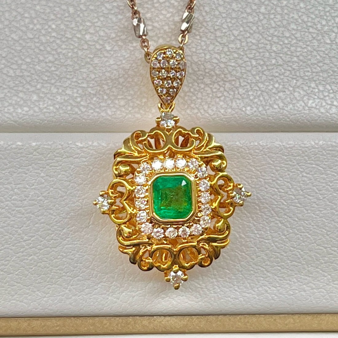14k Gold 0.69 Ctw Vivid Green Natural Emerald & Diamond Pendant( Without Chain ): Ref:230940017 // gold content:14k gold // main gemstone:emerald // shape:octagonal // carat weight:0. 43ct // color:vivid green // treatment:natural // // adjacent gemstone 2 : diamond //