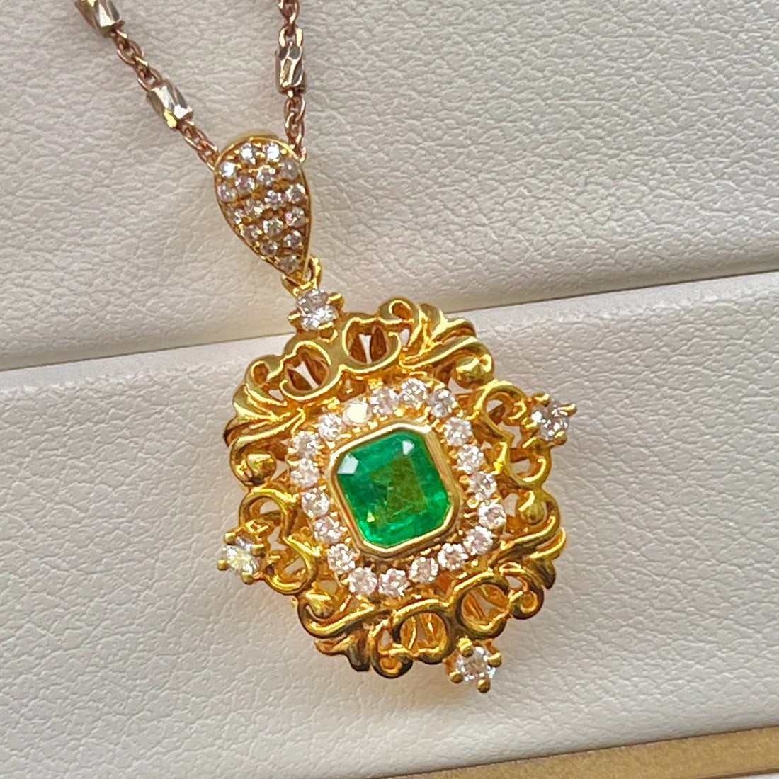 14k Gold 0.69 Ctw Vivid Green Natural Emerald & Diamond Pendant( Without Chain ) - 4