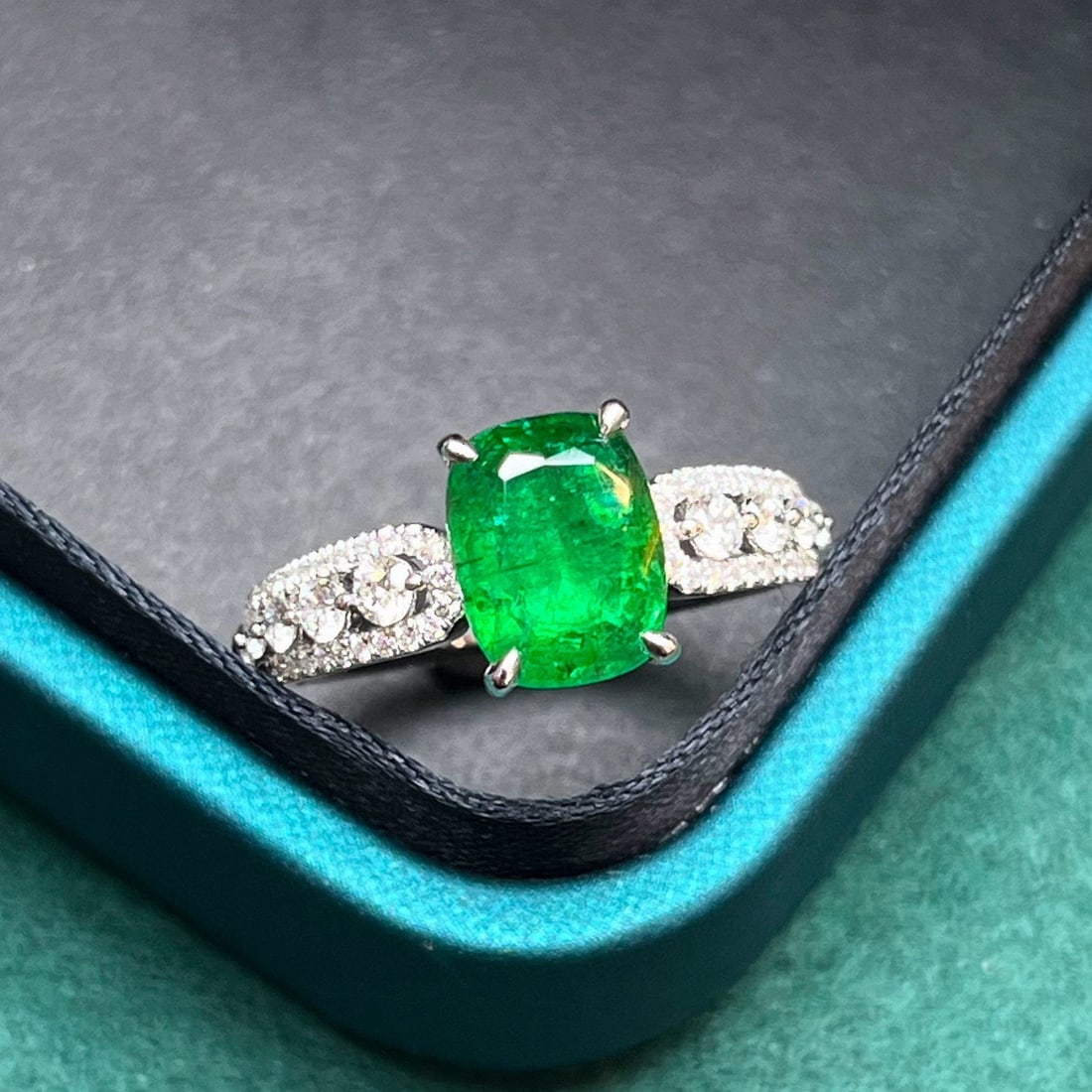 14k Gold 2.01 Ctw Vivid Green Natural Emerald & Diamond Ring: Ref:230940020 // gold content:14k gold // ring size:7. 25us // // main gemstone:emerald // shape:cushion // carat weight:1. 54ct // color:vivid green // treatment:natural // // adjacent gemstone 2