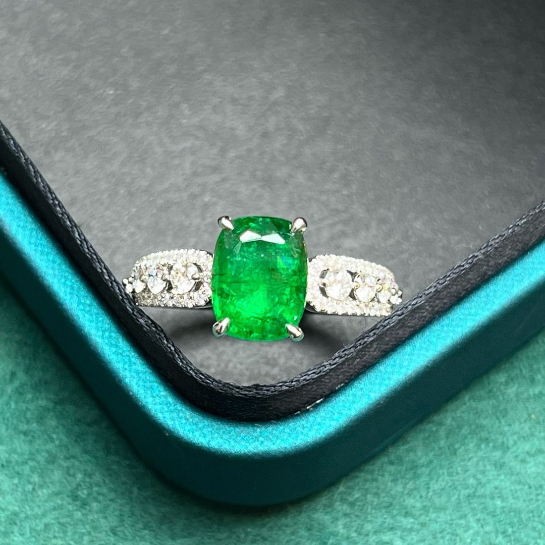 14k Gold 2.01 Ctw Vivid Green Natural Emerald & Diamond Ring - 3