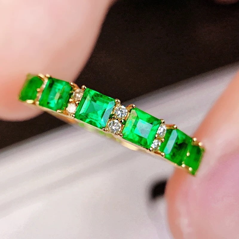 14k Gold 1.04 Ctw Vivid Green Natural Emerald & Diamond Ring: Ref:230940026 // gold content:14k gold // ring size:7. 25us // // main gemstone:emerald // shape:square // carat weight:0. 95ct // color:vivid green // treatment:natural // // adjacent gemstone 2