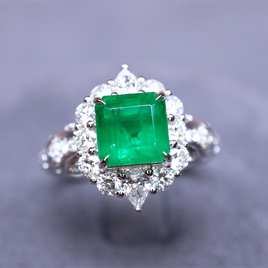 14k Gold 2.07 Ctw Natural Emerald & Diamond Ring: Ref:230940033 // gold content:14k gold // ring size:7. 25us // // main gemstone:emerald // shape:octagonal // carat weight:1. 27ct // color:green // treatment:natural // // adjacent gemstone 2 :