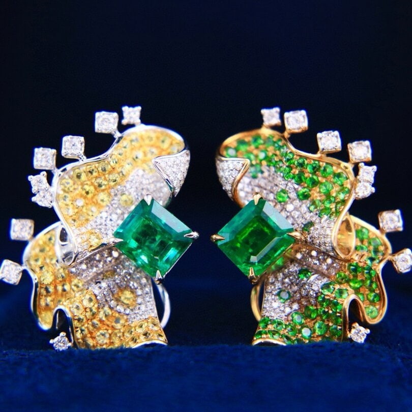 14k Gold 3.90 Ctw Vivid Green Natural Emerald & Diamond Earrings: Ref:230940038 // gold content:14k gold // main gemstone:emerald // shape:octagonal // carat weight:3. 10ct // color:vivid green // treatment:natural // // adjacent gemstone 2 : diamond // shape:round