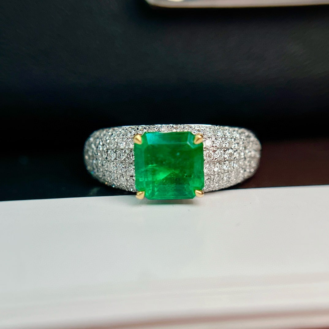 14k Gold 1.55 Ct Vivid Green Natural Emerald & Diamond Ring: Ref:230940045 // gold content:14k gold // ring size:7. 25us // // main gemstone:emerald // shape:octagonal // carat weight:1. 55ct // color:vivid green // treatment:natural // // adjacent gemstone