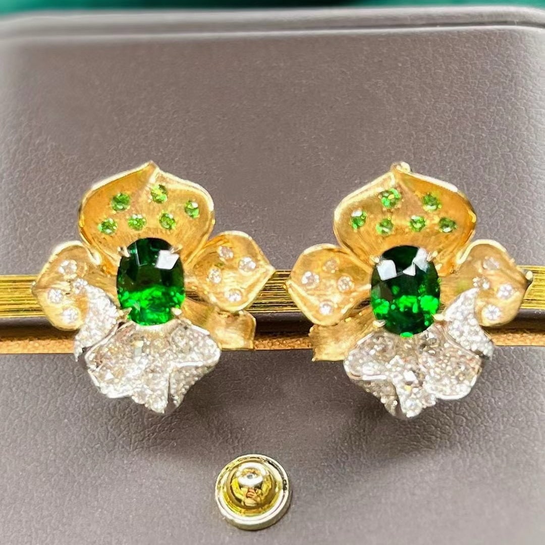 14k Gold 2.73 Ctw Vivid Green Natural Tsavorite & Diamond Earrings: Ref:230940048 // gold content:14k gold // main gemstone:tsavorite // shape:oval // carat weight:2. 10ct // color:vivid green // treatment:natural // // adjacent gemstone 2 : diamond // shape:round