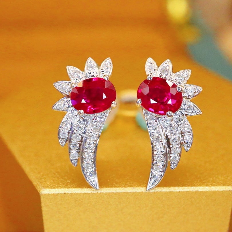14k Gold 0.75 Ctw Natural Ruby & Diamond Earrings: Ref:230940060 // gold content:14k gold // main gemstone:ruby // shape:oval // carat weight:0. 63ct // color:pigeonblood red // treatment:natural // // adjacent gemstone 2 : diamond // number of