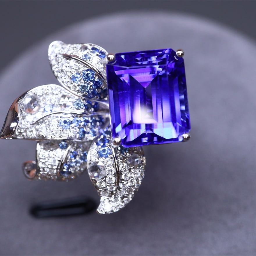 14k Gold 8.06 Ctw Natural Tanzanite & Diamond Ring: Ref:230940070 // gold content:14k gold // ring size:7. 25us // // main gemstone:tanzanite // shape:octagonal // carat weight:7. 35ct // color:blue // treatment:natural // // adjacent gemstone 2 :
