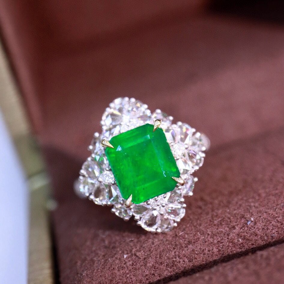 14k Gold 3.25 Ctw Vivid Green Natural Emerald & Diamond Ring: Ref:230940101 // gold content:14k gold // ring size:7. 25us // // main gemstone:emerald // shape:octagonal // carat weight:2. 45ct // color:vivid green // treatment:natural // // adjacent gemstone