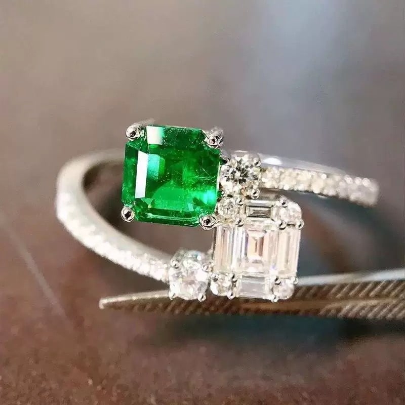 14k Gold 0.76 Ctw Vivid Green Natural Emerald & Diamond Ring: Ref:230940105 // gold content:14k gold // ring size:7. 25us // // main gemstone:emerald // shape:octagonal // carat weight:0. 44ct // color:vivid green // treatment:natural // // adjacent gemstone