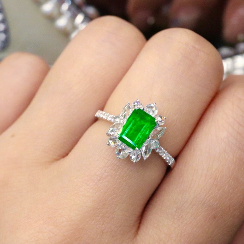 14k Gold 1.35 Ctw Vivid Green Natural Emerald & Diamond Ring - 5