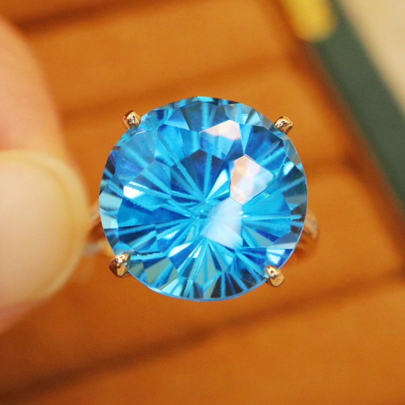 14k Gold 12.78 Ctw Natural Topaz & Diamond Ring: Ref:230940111 // gold content:14k gold // ring size:7. 25us // // main gemstone:topaz // shape:round // carat weight:12. 72ct // color:blue // treatment:natural // cut grade:g // // adjacent gemstone