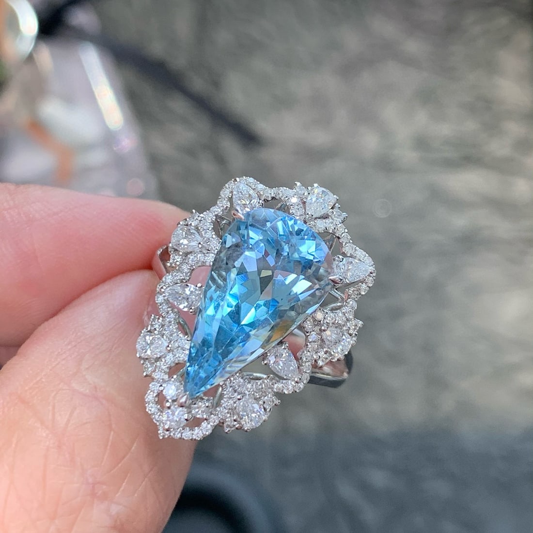14k Gold 6.13 Ctw Natural Aquamarine & Diamond Ring: Ref:230940113 // gold content:14k gold // ring size:7. 25us // // main gemstone:aquamarine // shape:pear // carat weight:5. 05ct // color:santa maria color // treatment:natural // // adjacent