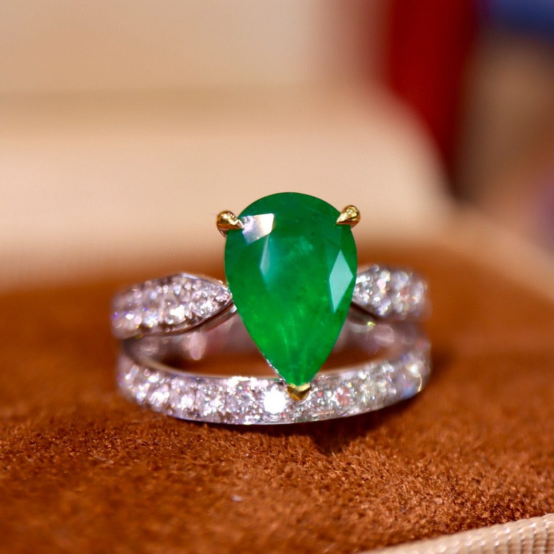 14k Gold 3.32 Ctw Vivid Green Natural Emerald & Diamond Ring: Ref:230940130 // gold content:14k gold // ring size:7. 25us // // main gemstone:emerald // shape:pear // carat weight:2. 60ct // color:vivid green // treatment:natural // // adjacent gemstone 2 :