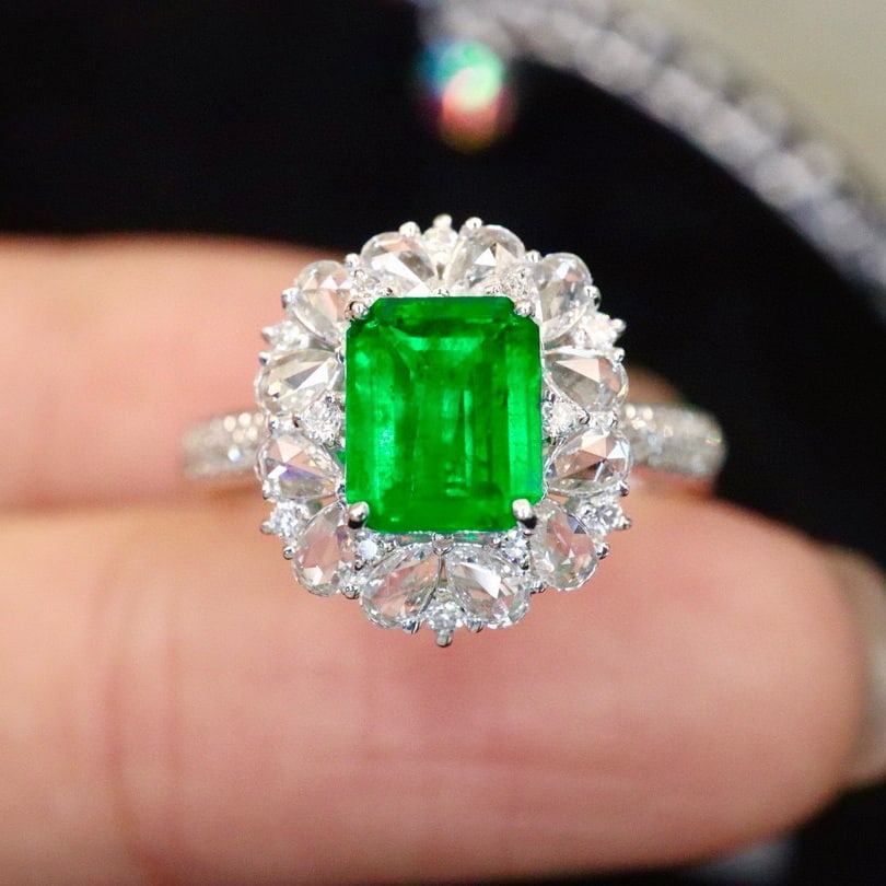 14k Gold 1.39 Ctw Vivid Green Natural Emerald & Diamond Ring: Ref:230940135 // gold content:14k gold // ring size:7. 25us // // main gemstone:emerald // shape:octagonal // carat weight:0. 93ct // color:vivid green // treatment:natural // // adjacent gemstone 2 :