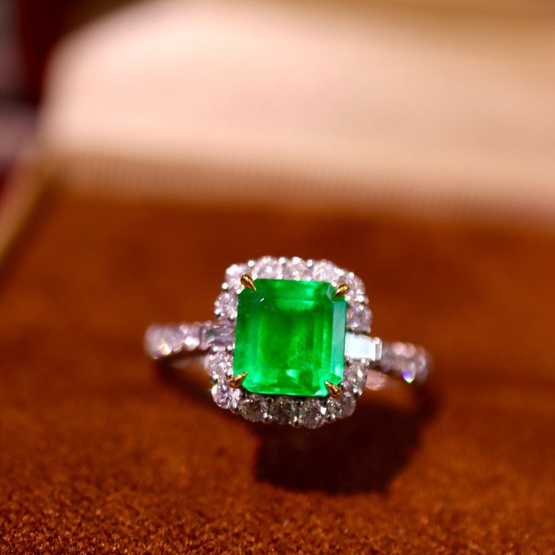 14k Gold 1.61 Ctw Vivid Green Natural Emerald & Diamond Ring: Ref:230940144 // gold content:14k gold // ring size:7. 25us // // main gemstone:emerald // shape:octagonal // carat weight:1. 18ct // color:vivid green // treatment:natural // // adjacent gemstone 2 :