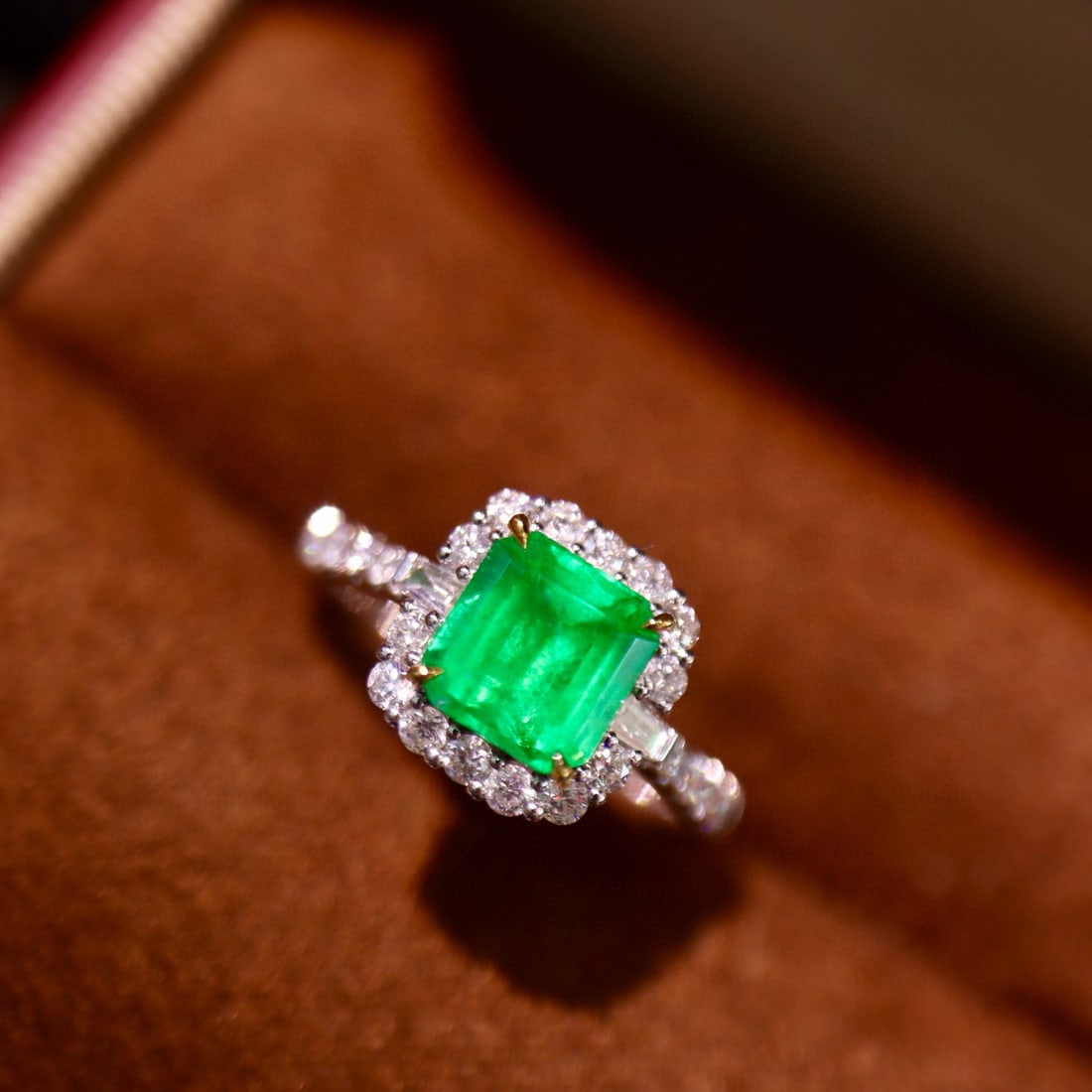 14k Gold 1.61 Ctw Vivid Green Natural Emerald & Diamond Ring - 3