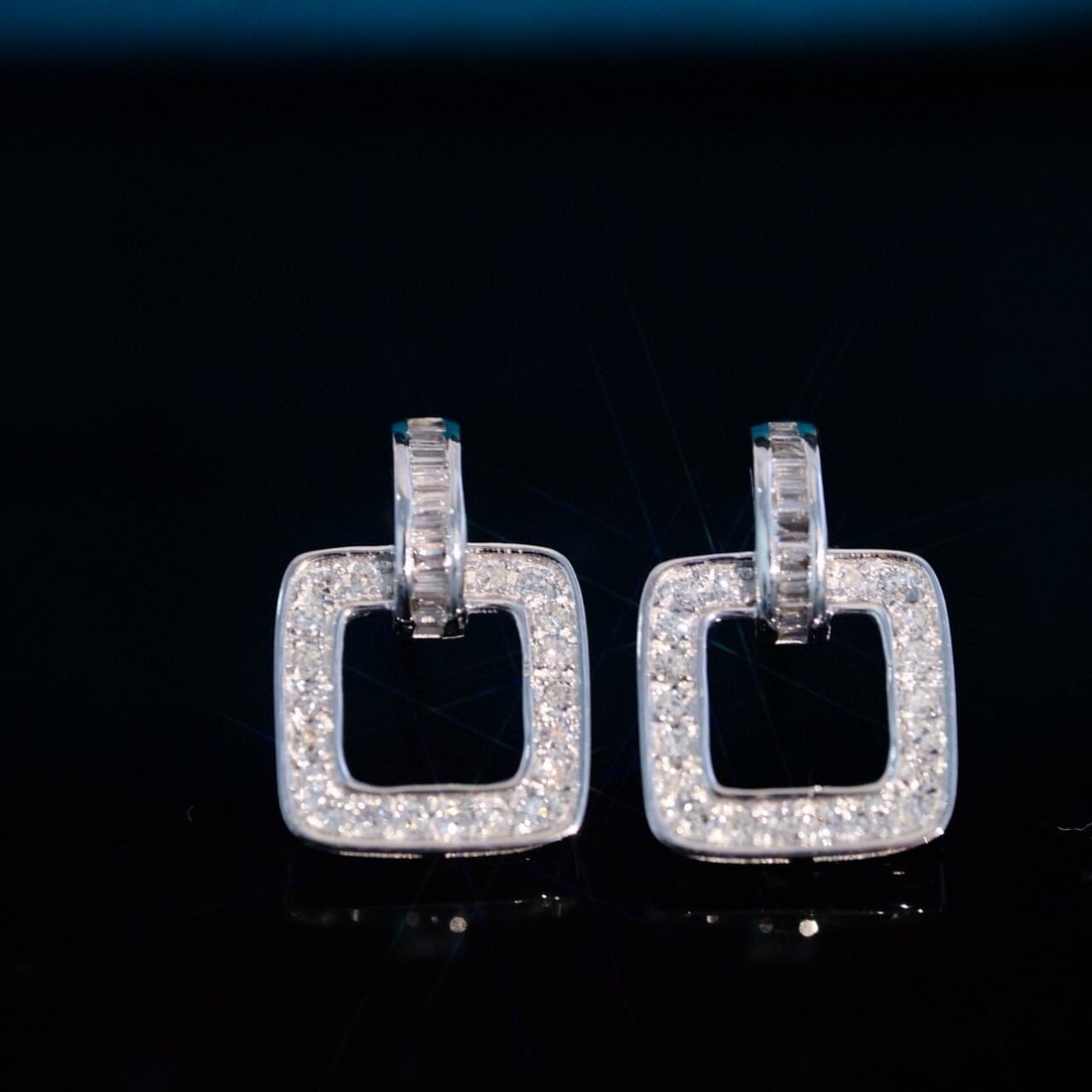 14k Gold 0.45 Ct Natural H Diamond Earrings: Ref:230940167 // gold content:14k gold // main gemstone:diamond // shape:multiply // carat weight:0. 45ct // clarity grade:vs-si // color:h // treatment:natural // Condition: NewLow Estimate: