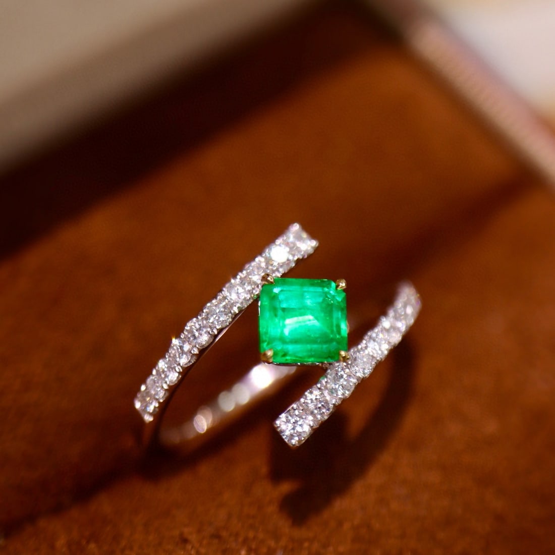 14k Gold 0.88 Ctw Vivid Green Natural Emerald & Diamond Ring - 3