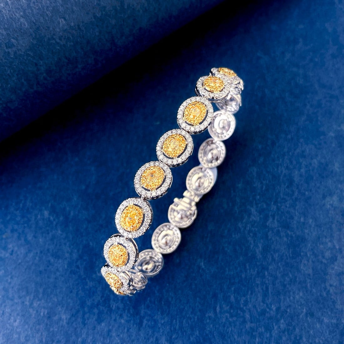 14k Gold 5.05 Ctw Natural Yellow Diamond & Diamond Bracelet: Ref:230940173 // gold content:14k gold // main gemstone:yellow diamond // shape:oval // carat weight:2. 6ct // color:yellow // treatment:natural // // adjacent gemstone 2 : diamond // shape:round // c