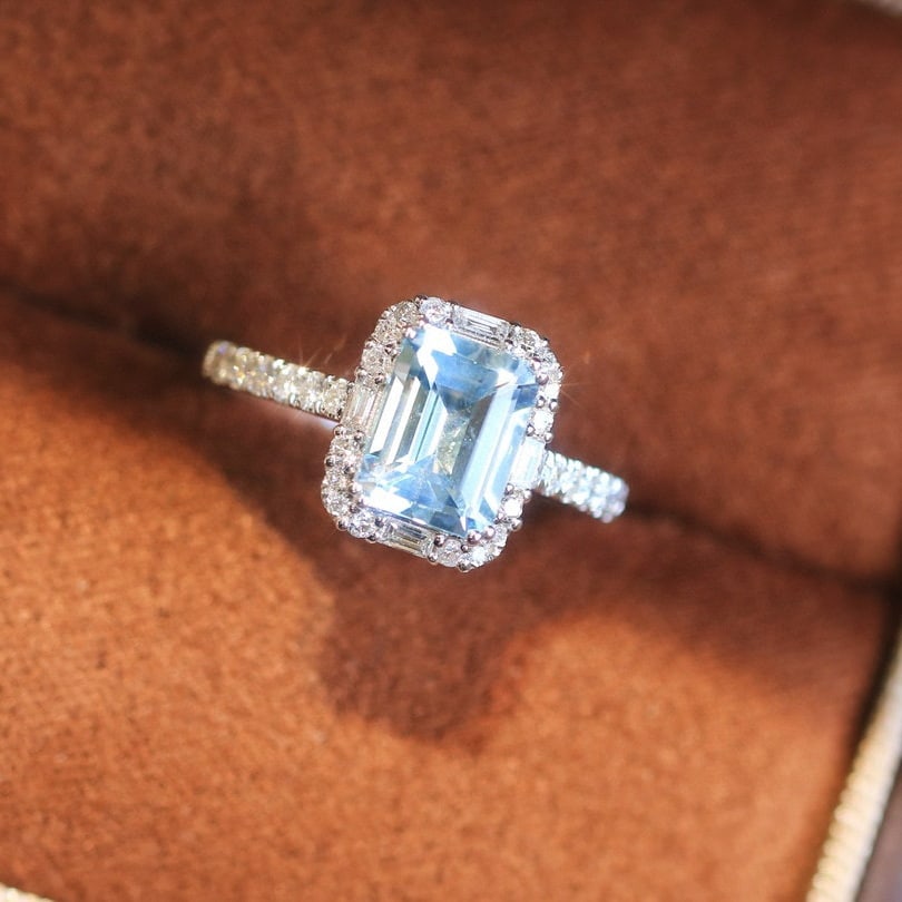 14k Gold 1.71 Ctw Natural Aquamarine & Diamond Ring: Ref:230940184 // gold content:14k gold // ring size:7. 25us // // main gemstone:aquamarine // shape:octagonal // carat weight:1. 37ct // color:santa maria color // treatment:natural // // adjacent